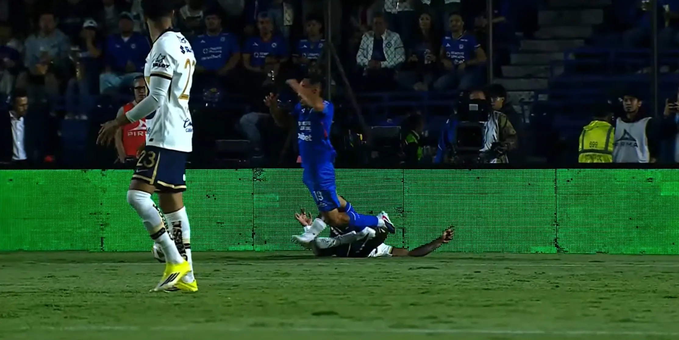 Penal bien marcado pero anulado por el VAR por fuera de lugar Penal bien marcado pero anulado por el VAR por fuera de lugar