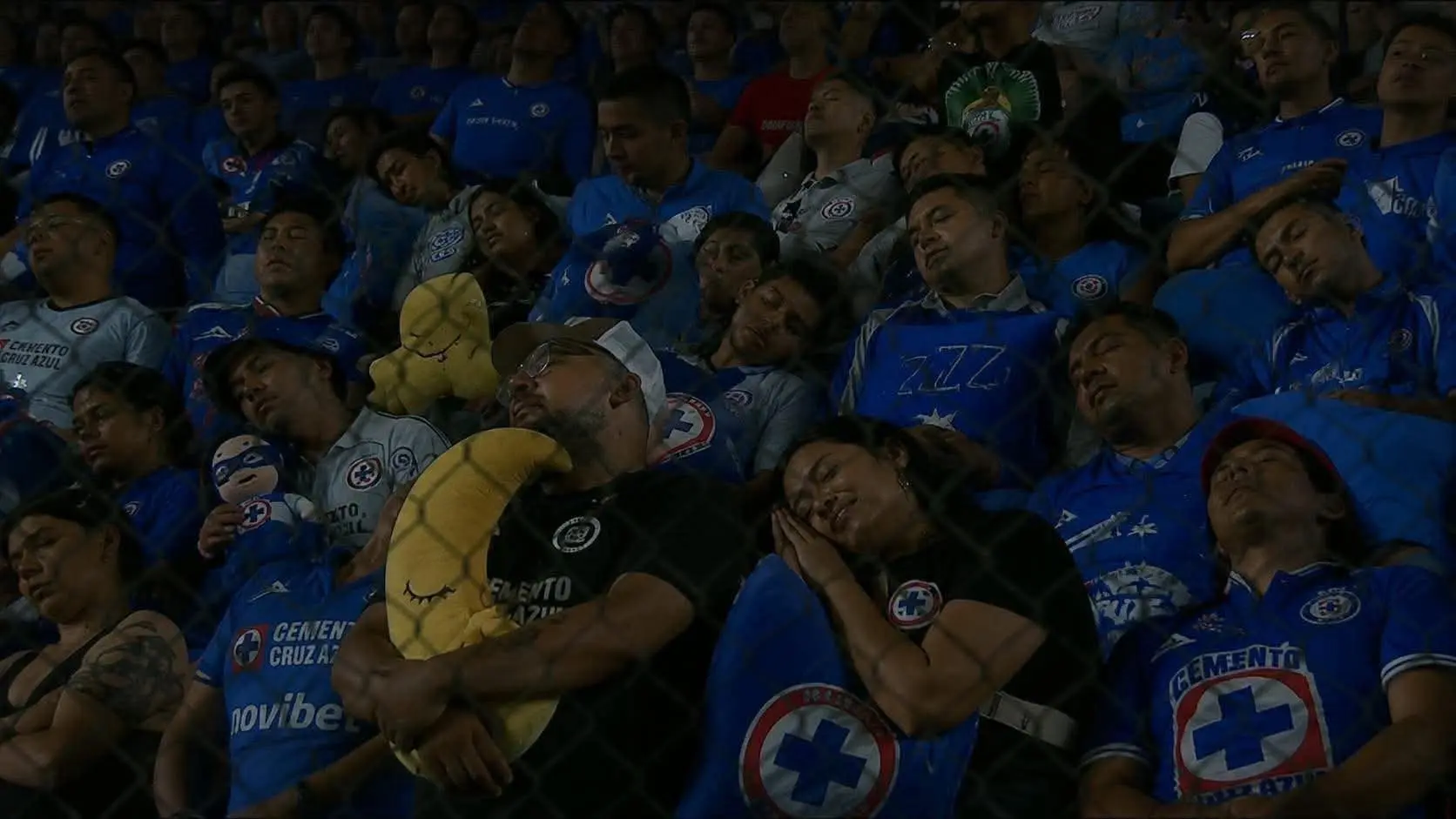 Hasta en las gradas estaban dormidos