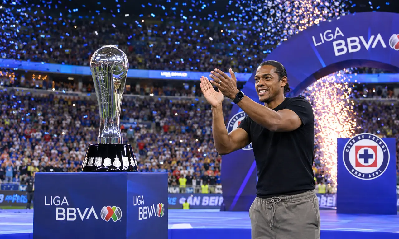  Joel Huiqui rompe la maldición y se corona campeón con Cruz Azul 