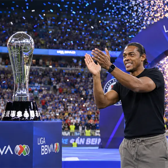 Joel Huiqui rompe la maldición y se corona campeón con Cruz Azul Joel Huiqui rompe la maldición y se corona campeón con Cruz Azul