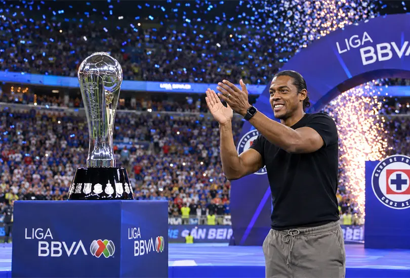 Joel Huiqui rompe la maldición y se corona campeón con Cruz Azul Joel Huiqui rompe la maldición y se corona campeón con Cruz Azul