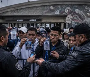Fuera, aficionados intentan ingresar a la final con acreditaciones falsas