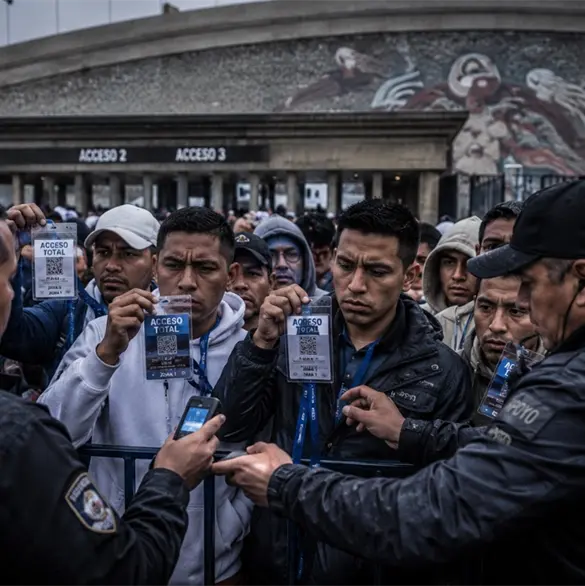 Fuera, aficionados intentan ingresar a la final con acreditaciones falsas Fuera, aficionados intentan ingresar a la final con acreditaciones falsas