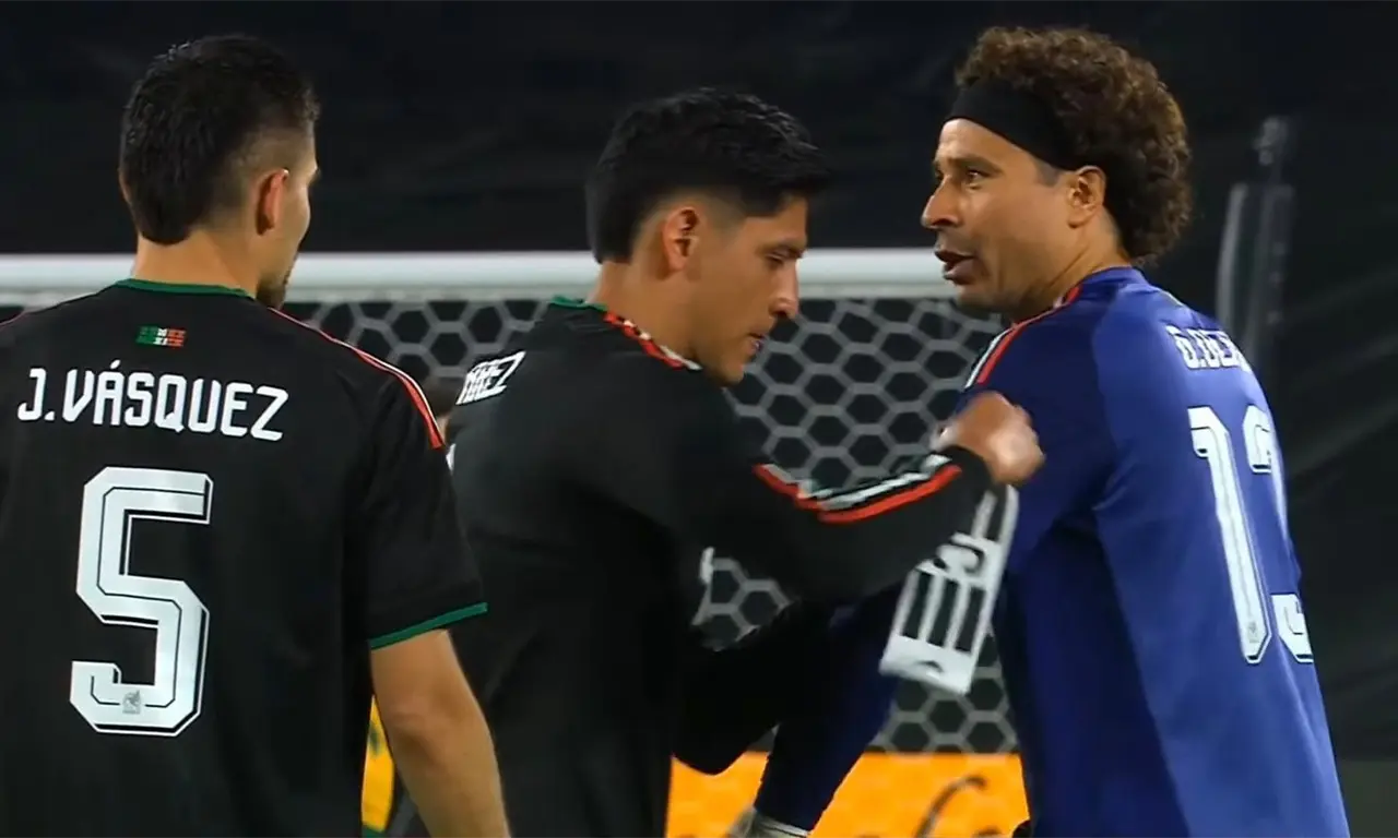  Gran ovación para Memo Ochoa al ingresar en el México vs Australia, tras 565 días sin jugar con el Tri. 
