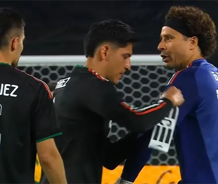 Gran ovaci&oacute;n para Memo Ochoa en el M&eacute;xico vs Australia