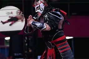 Luchador Octag&oacute;n Jr sale en camilla tras impactante golpe