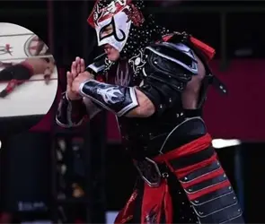 Luchador Octag&oacute;n Jr sale en camilla tras impactante golpe