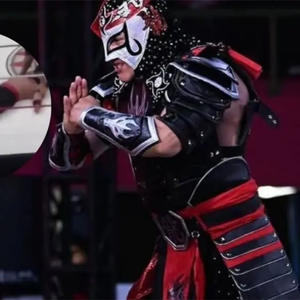 Luchador Octag&oacute;n Jr sale en camilla tras impactante golpe