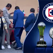 Diputada tira trofeo de Cruz Azul durante homenaje en Puebla