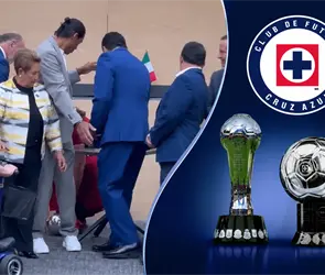Diputada tira trofeo de Cruz Azul durante homenaje en Puebla