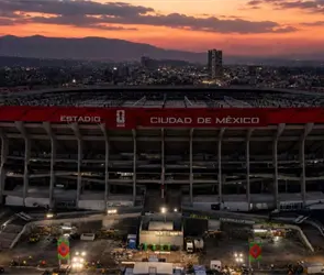Con lonas y parchado, as&iacute; qued&oacute; el Azteca a un d&iacute;a del Mundial 2026