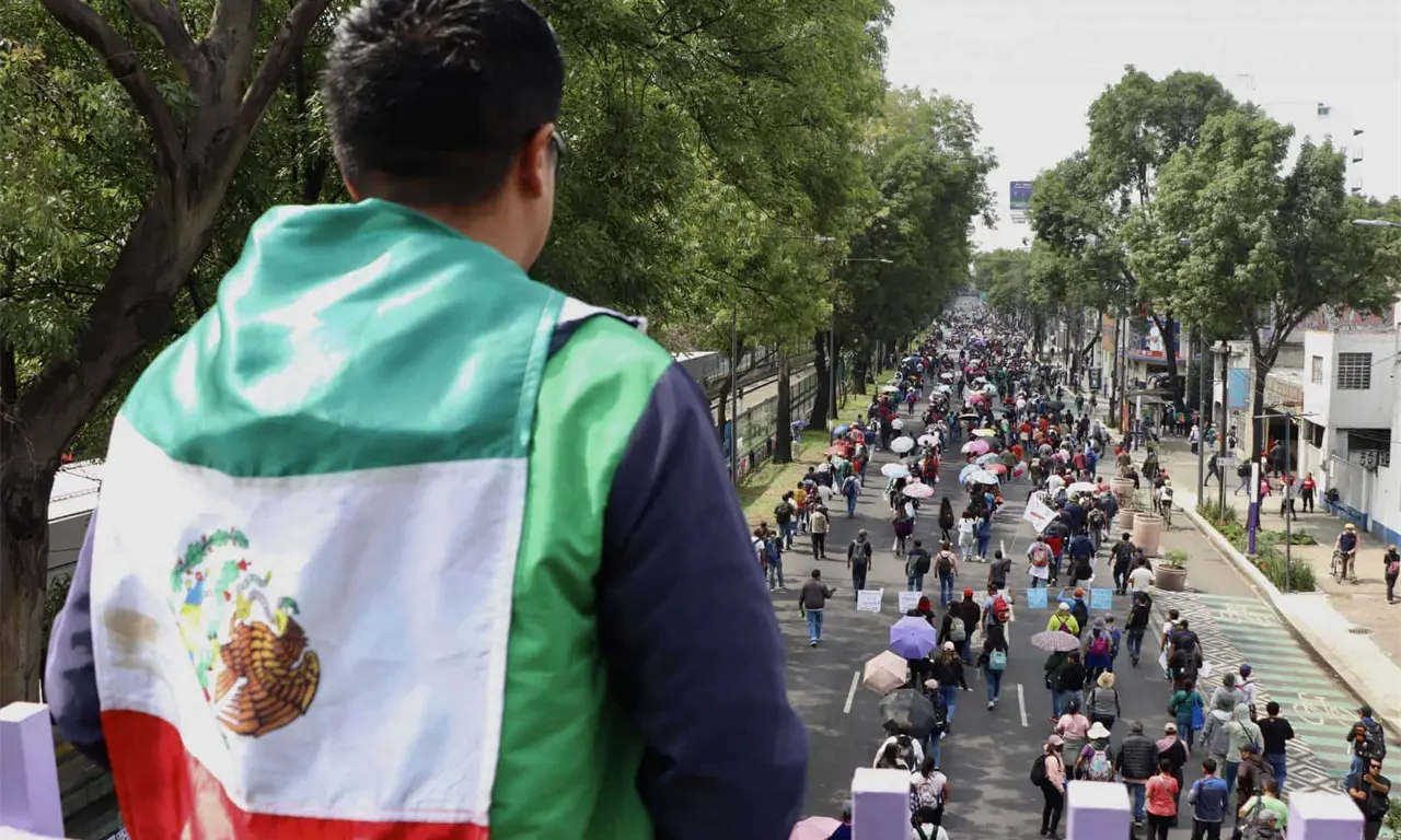  Miles de aficionados salieron a las calles para celebrar la inauguración del Mundial. 