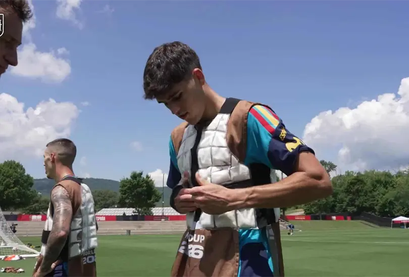 España utiliza chalecos y botas refrigerantes en entrenamientos para combatir el calor del Mundial 2026. España utiliza chalecos y botas refrigerantes en entrenamientos para combatir el calor del Mundial 2026.