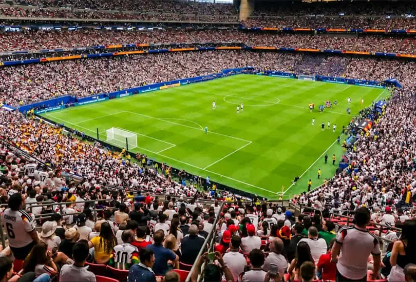Por fuera se cae el cielo, pero el estadio de Houston luce lleno y plet&oacute;rico