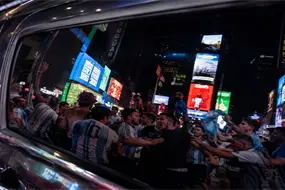 Mundial 2026: Argentinos y argelinos provocan campal en Time Square
