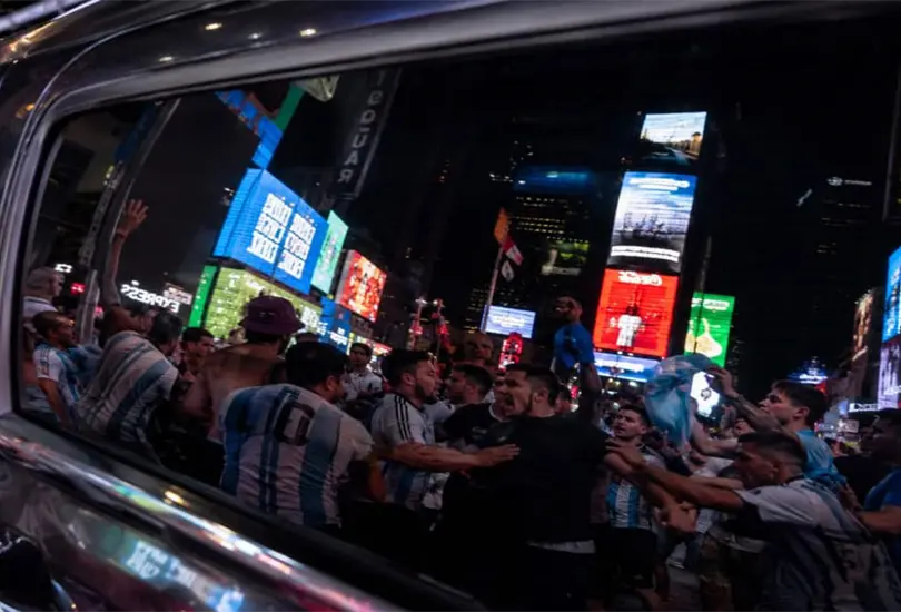 Argentinos y argelinos pelearon en Time Square Argentinos y argelinos pelearon en Time Square