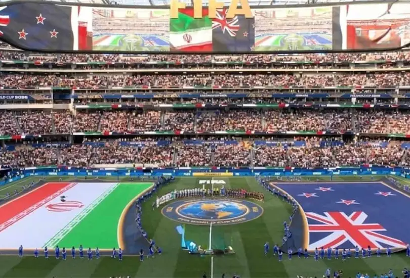 Aficionados iranís ingresan una bandera prohibida por la FIFA Aficionados iranís ingresan una bandera prohibida por la FIFA