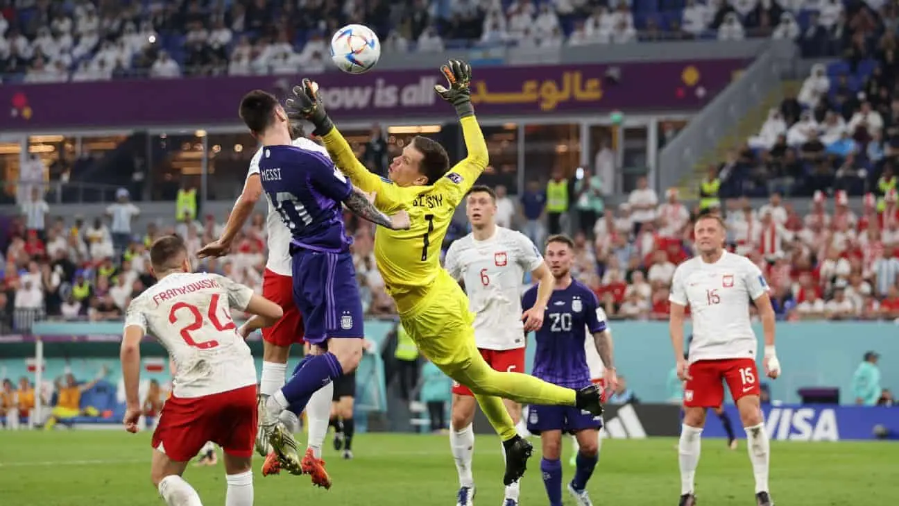 Penal se&ntilde;alado en favor de Argentina. Partido de fase de grupos contra Polonia