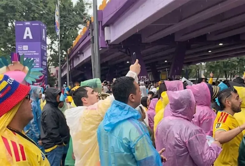 Aficionados colombianos reclaman por no poder entrar al Azteca Aficionados colombianos reclaman por no poder entrar al Azteca