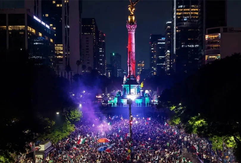 La fiesta se salió de control en el Ángel de la Independencia La fiesta se salió de control en el Ángel de la Independencia