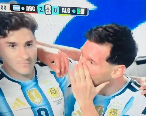 Messi tapándose la boca para hablar con sus compañeros durante el partido contra Argelia Messi tapándose la boca para hablar con sus compañeros durante el partido contra Argelia