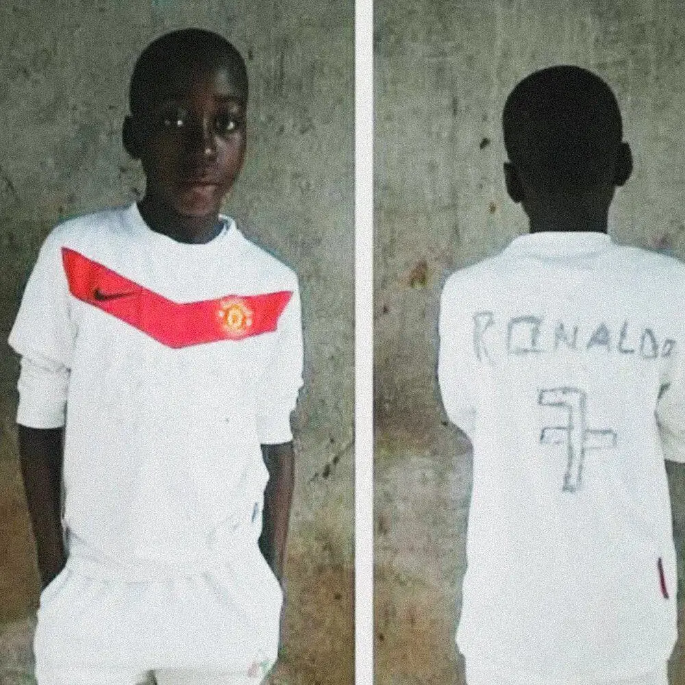 Yan Diomande, siendo ni&ntilde;o, con la camiseta de Cristiano Ronaldo pintada a mano