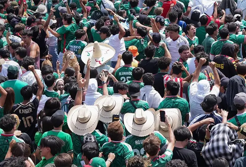 La afición ya se da cita en el Zócalo de la Ciudad de México La afición ya se da cita en el Zócalo de la Ciudad de México