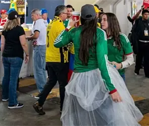 Agresi&oacute;n a afici&oacute;n de Ecuador en Estadio Azteca desata pol&eacute;mica