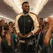 VIDEO: Mexicanos reciben a Juli&aacute;n Qui&ntilde;ones como h&eacute;roe durante un vuelo