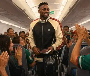 VIDEO: Mexicanos reciben a Juli&aacute;n Qui&ntilde;ones como h&eacute;roe durante un vuelo