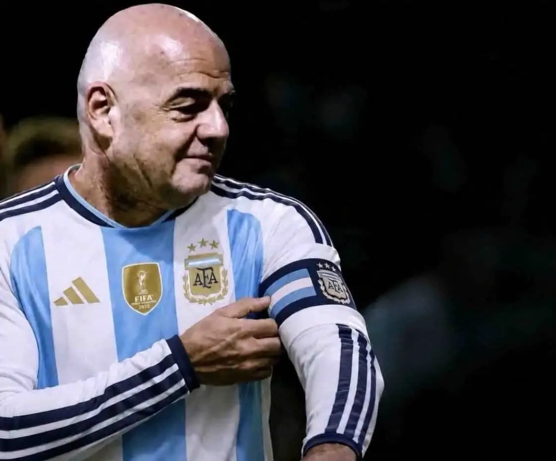 Gianni Infantino, presidente de la FIFA, colocándose el gafete de capitán de Argentina Gianni Infantino, presidente de la FIFA, colocándose el gafete de capitán de Argentina