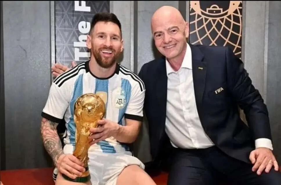 Messi e Infantino con la Copa del Mundo en el vestidor Messi e Infantino con la Copa del Mundo en el vestidor