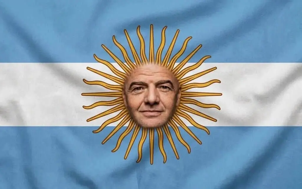 La bandera de Argentina con el rostro de Infantino en el centro La bandera de Argentina con el rostro de Infantino en el centro