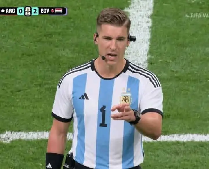 Al árbitro del encuentro, François Letexier, con la camiseta de Argentina Al árbitro del encuentro, François Letexier, con la camiseta de Argentina