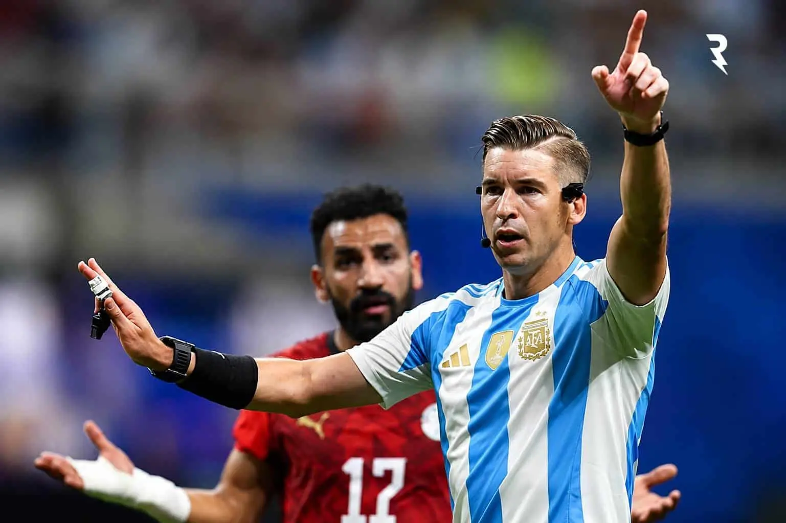 El árbitro del encuentro, François Letexier, con la camiseta de Argentina El árbitro del encuentro, François Letexier, con la camiseta de Argentina