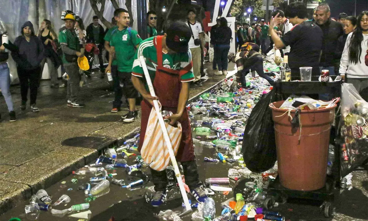  El Mundial dejó a la CDMX ahogada en basura con casi 20,000 toneladas al día que colapsaron por completo el sistema de limpia. 