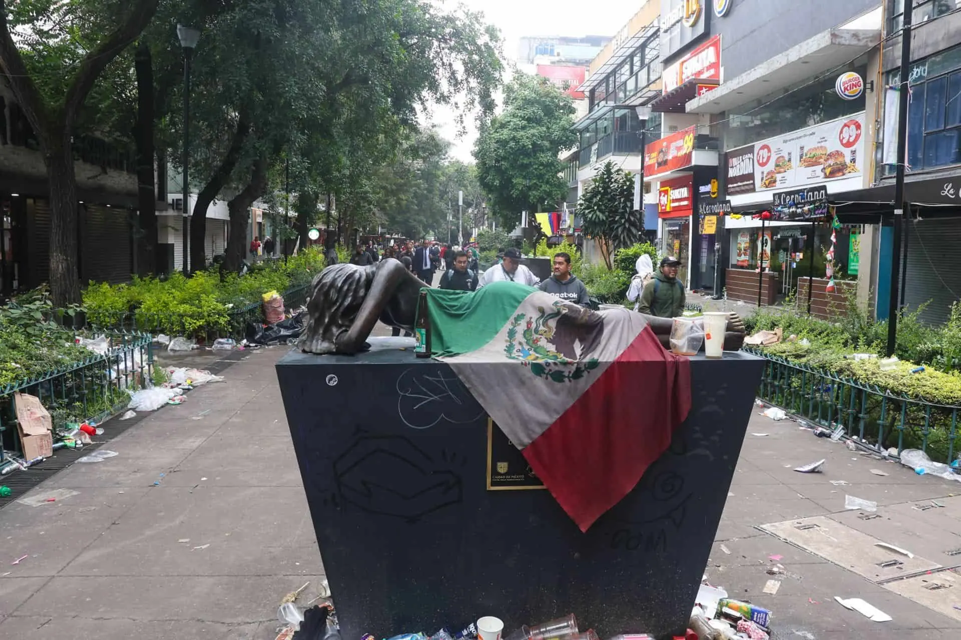 Una gran cantidad de basura dejaron los aficionados de la Selecci&oacute;n Mexicana.