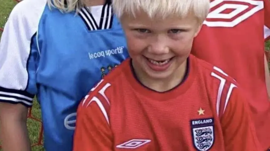 Erling Haaland niño, con camiseta de la Selección Inglaterra Erling Haaland niño, con camiseta de la Selección Inglaterra