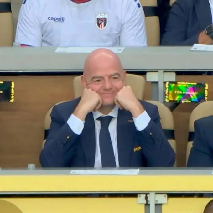 Lo feliz que se pone Infantino cu&aacute;ndo le regalan cosas a Messi