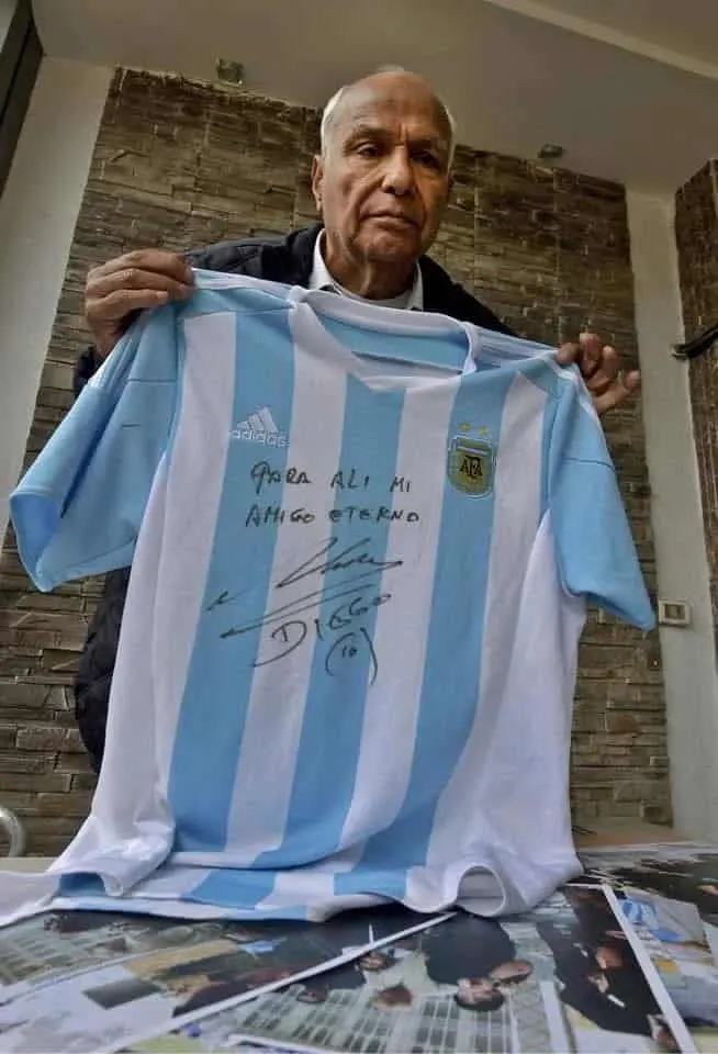 El exárbitro Bin Nasser con la camiseta que Diego Maradona le regaló y firmó. El exárbitro Bin Nasser con la camiseta que Diego Maradona le regaló y firmó.