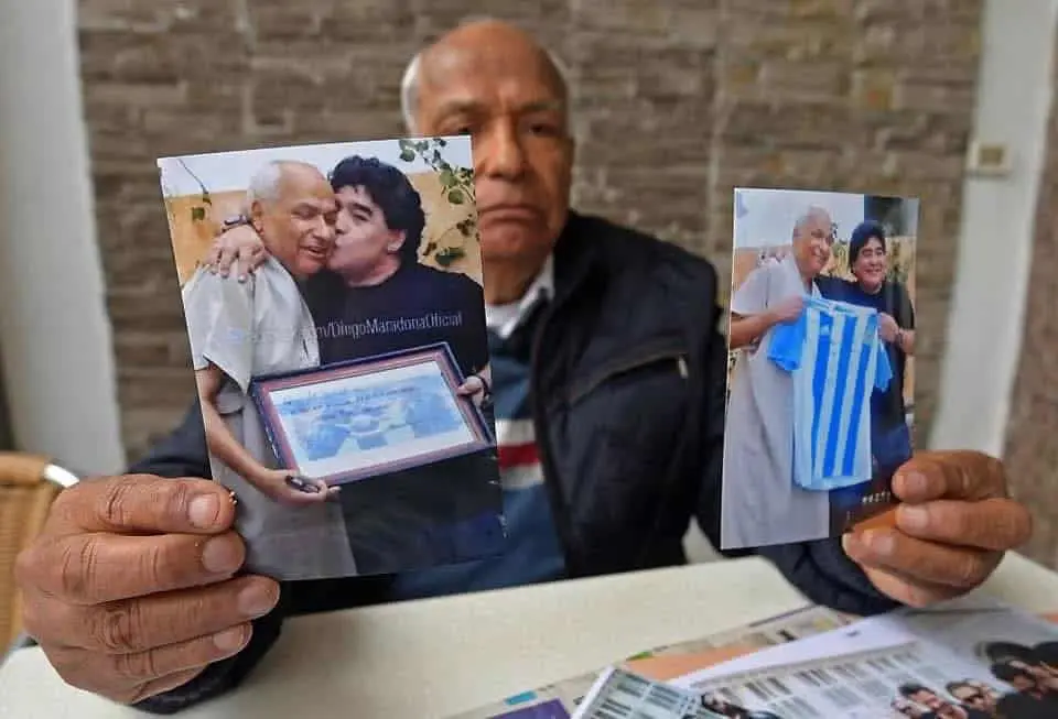 El exárbitro Bin Nasser con ls fotografías de su encuentro. El exárbitro Bin Nasser con ls fotografías de su encuentro.