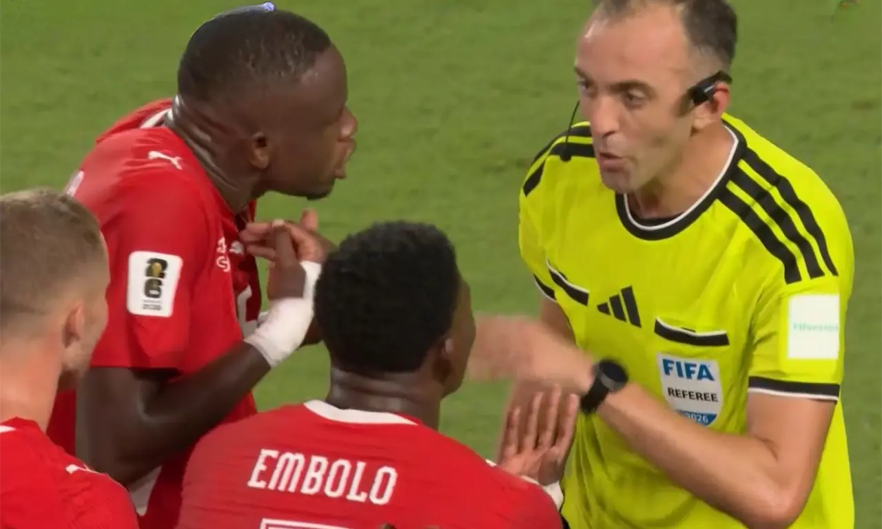  Guillermo Pacheco, mexicano en el VAR, señalado tras la polémica expulsión de Embolo. 