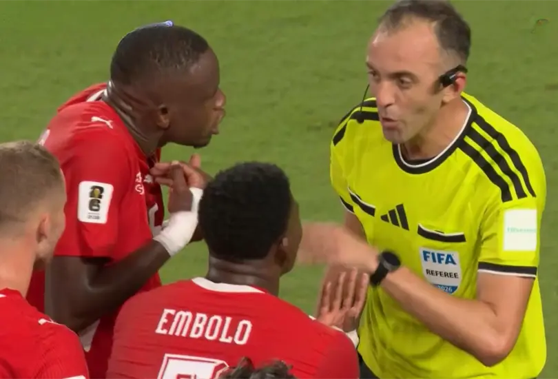 Guillermo Pacheco, mexicano en el VAR, se&ntilde;alado tras la pol&eacute;mica expulsi&oacute;n de Embolo.