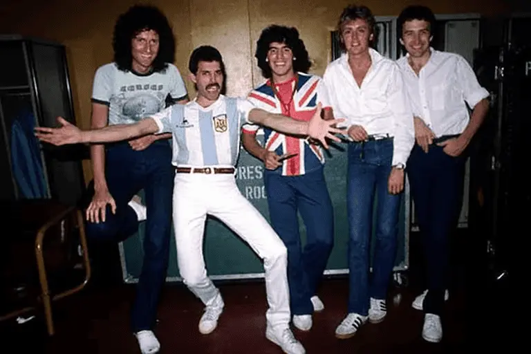 Encuentro de titanes en 1981: Un joven Diego Maradona luce la 'Union Jack' británica junto a Freddie Mercury, quien porta la camiseta de la Selección Argentina Encuentro de titanes en 1981: Un joven Diego Maradona luce la 'Union Jack' británica junto a Freddie Mercury, quien porta la camiseta de la Selección Argentina