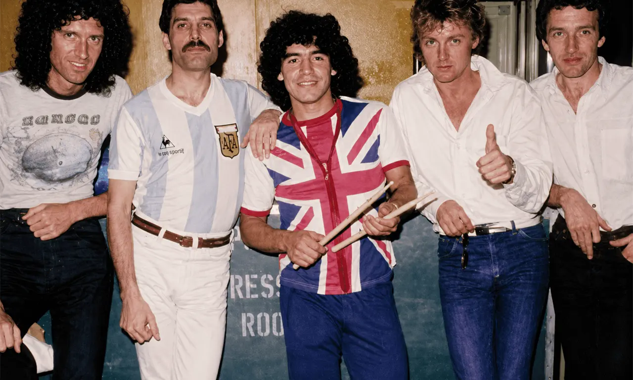  En 1981, Maradona y Queen compartieron un momento especial antes de la tensión política. 