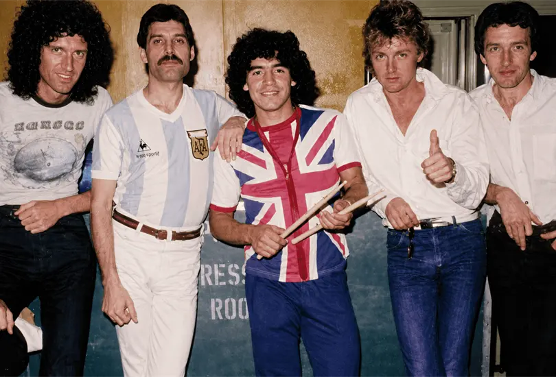 En 1981, Maradona y Queen compartieron un momento especial antes de la tensión política. En 1981, Maradona y Queen compartieron un momento especial antes de la tensión política.
