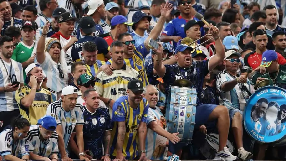  Aficionados argentinos llegaron a los golpes entre ellos 