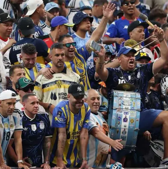 Aficionados argentinos pelean entre ellos previo al partido vs Inglaterra Aficionados argentinos pelean entre ellos previo al partido vs Inglaterra