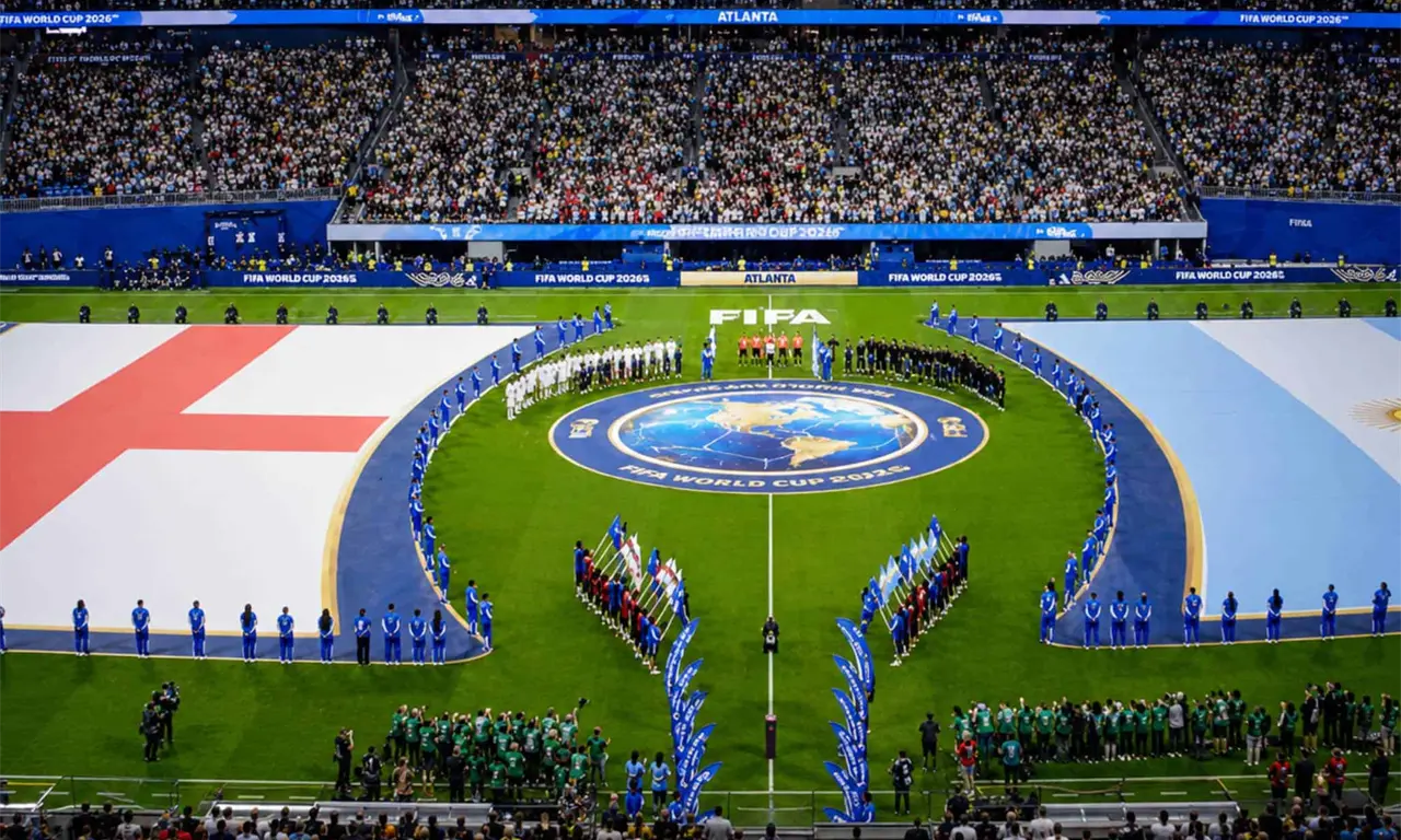  Aficionados de Argentina e Inglaterra abuchearon mutuamente los himnos nacionales antes del inicio de su partido. 