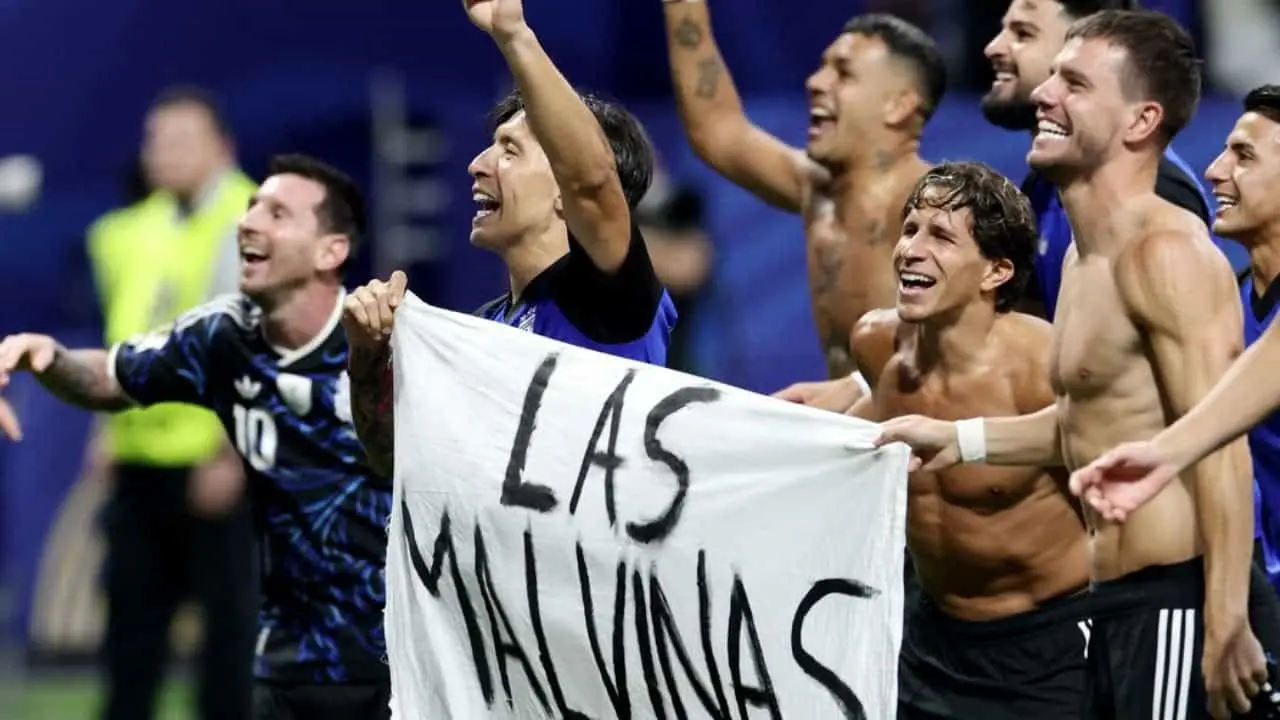  Prensa inglesa sobre cartel de Argentina 